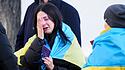 Ukrainerin steht weinend vor der russischen Botschaft in Norwegen steht