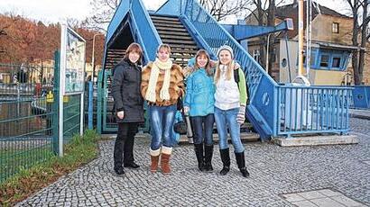 Taizé-Treffen: Anna, Olga, Tatjana und Natalja aus der Ukraine vor der Woltersdorfer Schleuse in Berlin.