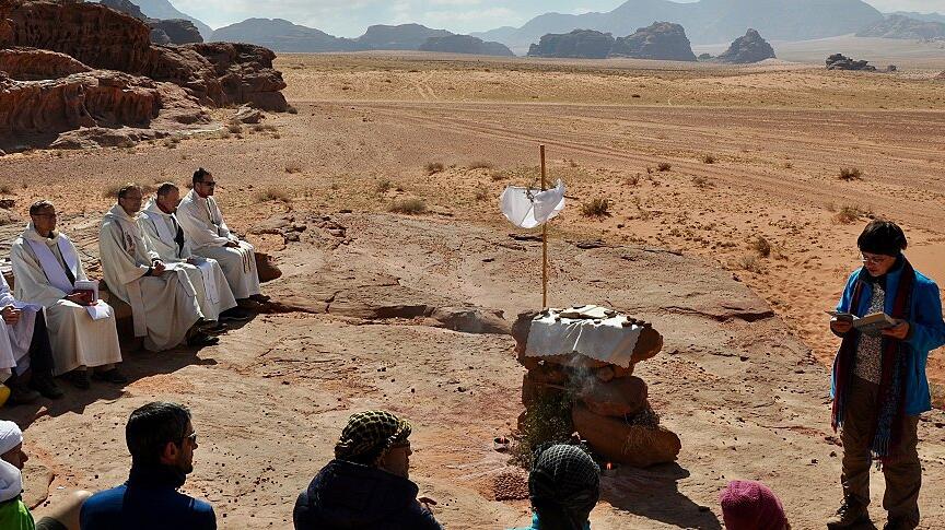Ein provisorischer Altar bei den Wüstenexerzitien