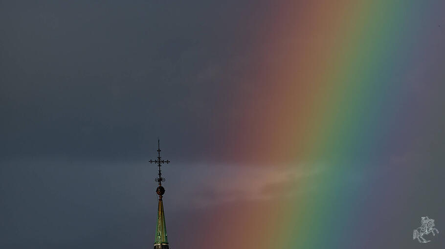 Regenbogen über der Turmspitze der evangelischen Verklärungskirche in Berlin