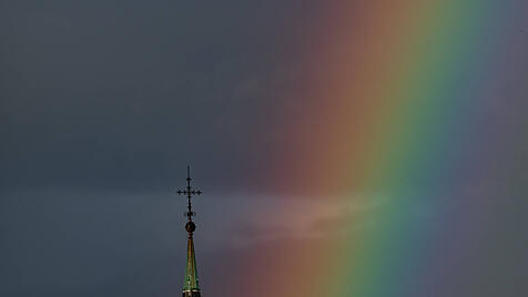 Regenbogen über der Turmspitze der evangelischen Verklärungskirche in Berlin