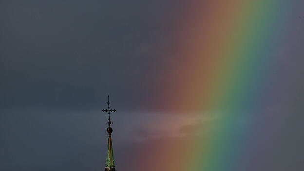 Regenbogen über der Turmspitze der evangelischen Verklärungskirche in Berlin