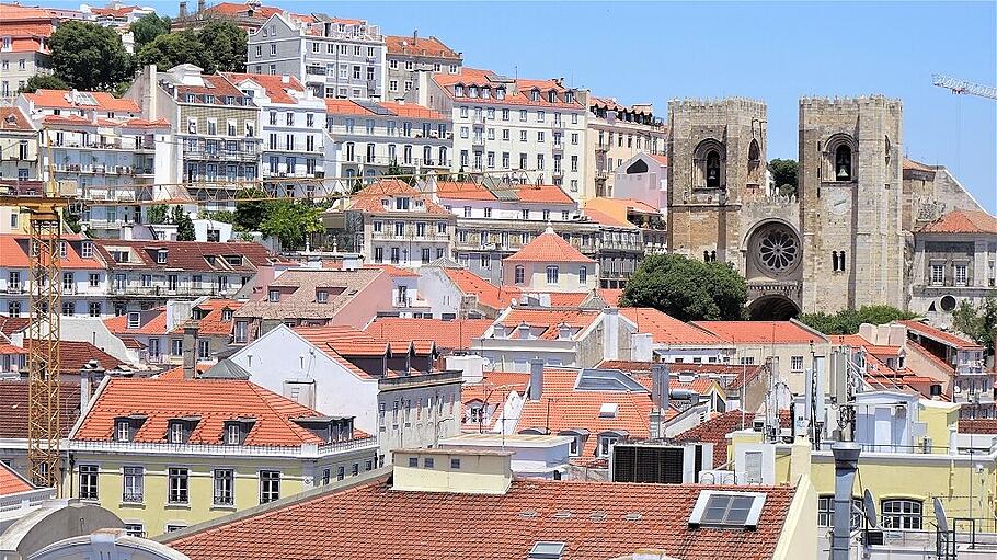 Blick über die roten Dächer von Lissabon