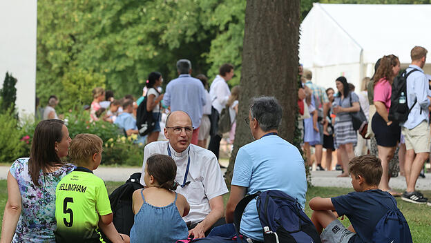 Familie mit Priester