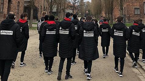 U15-Nachwuchsmannschaft des 1. FC Köln in Auschwitz.