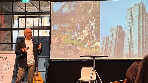 Im Vortrag stellte Johannes Hartl die Alternativen für den Menschen gegenüber