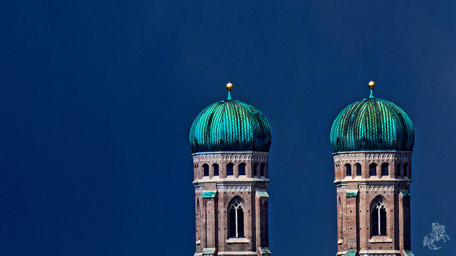Dunkle Regenwolken ziehen &uuml;ber der M&uuml;nchner Frauenkirche auf