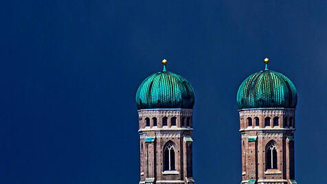 Dunkle Regenwolken ziehen &uuml;ber der M&uuml;nchner Frauenkirche auf