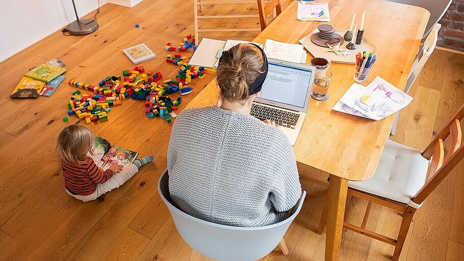 Vor allem Frauen geraten angesichts der Corona-bedingten Homeoffice-Regeln unter Druck.