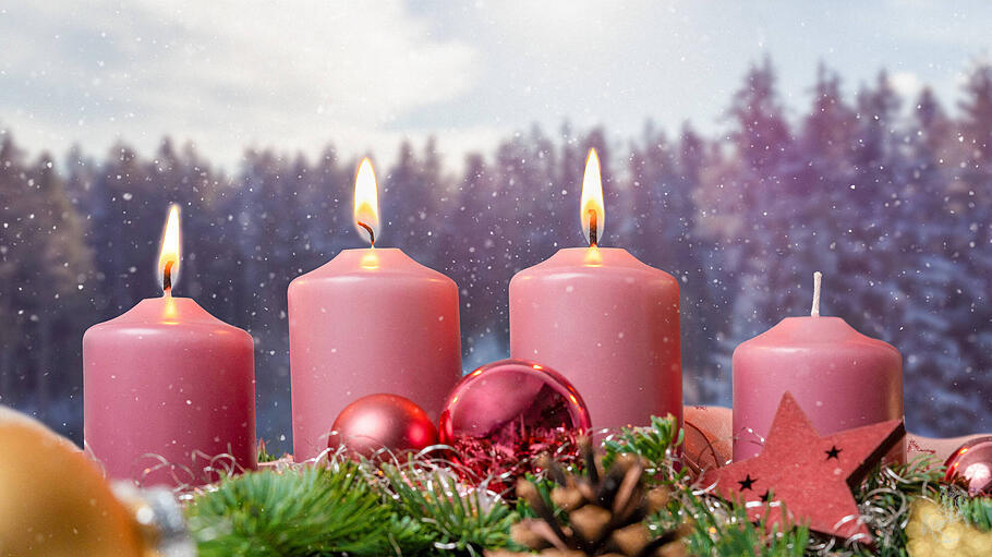 3 brennende Kerzen am dritten Adventssonntag.
