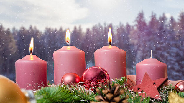 3 brennende Kerzen am dritten Adventssonntag.