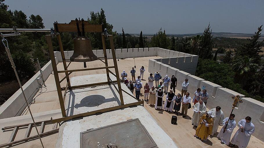 Regensburger Pilger stiften Glocke für Kloster in Emmaus-Nicopolis