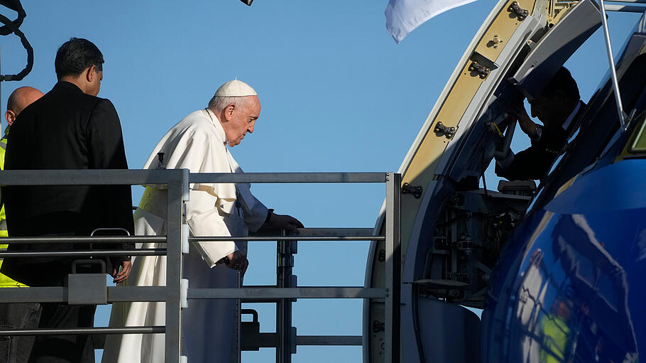 Papst Franziskus besteigt Flugzeug nach Budapest