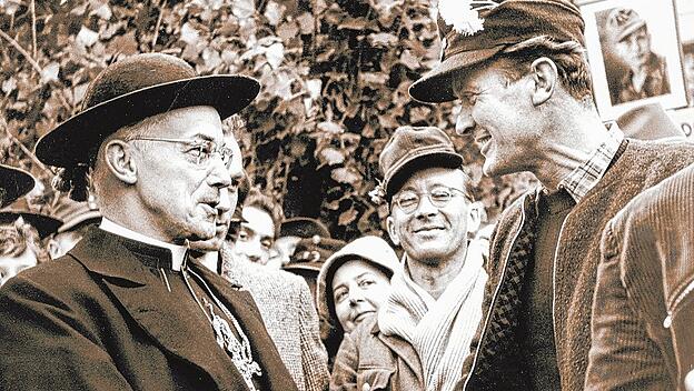 Erzbischof Josef Frings begrüßt 1955 Heimkehrer aus russischer Kriegsgefangenschaft