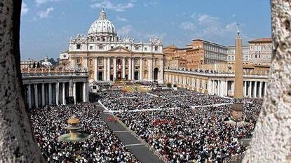 Papst feiert Ostermesse auf dem Petersplatz