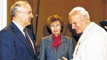 Gorbatschow  besuchte mit seiner Frau Johannes Paul II. im Vatikan.