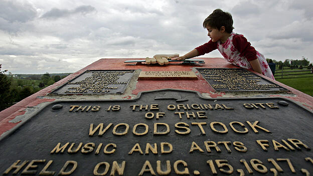 Gedenktafel für das das legendäre Rock-Festival Woodstock in Bethel (New York)