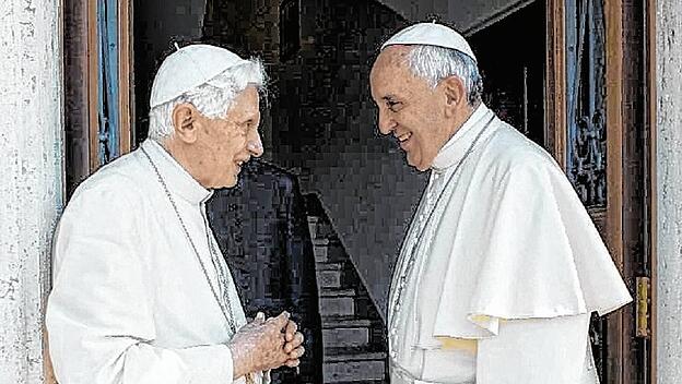 Emeritierte Papst Benedikt XVI.  freut sich über die Begegnung mit Papst Franziskus