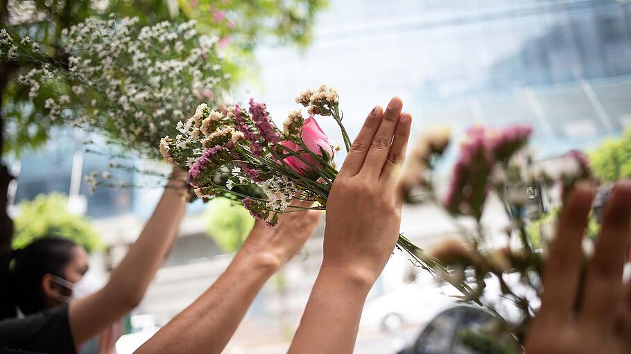 "Blumenstreik" als Gedenken an die Toten in Myanmar