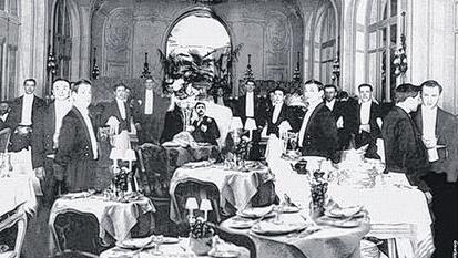 Marcel Proust (Mitte) liebte es, im Ritz in Paris allein zu speisen.
