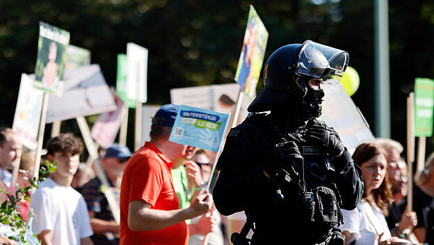 Ein Polizist und Demonstranten beim „Marsch für das Leben“