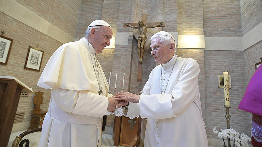 Papst Franziskus und Benedikt XVI.