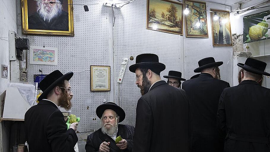 Ultraorthodoxe Juden vor dem Laubhüttenfest