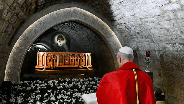 Papst Leo am Grab des heiligen Charbel Makluf