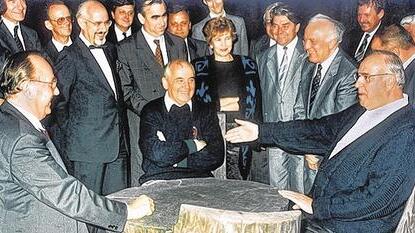 Hans-Dietrich Genscher mit Helmut Kohl und Michail Gorbatschow
