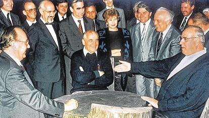 Hans-Dietrich Genscher mit Helmut Kohl und Michail Gorbatschow